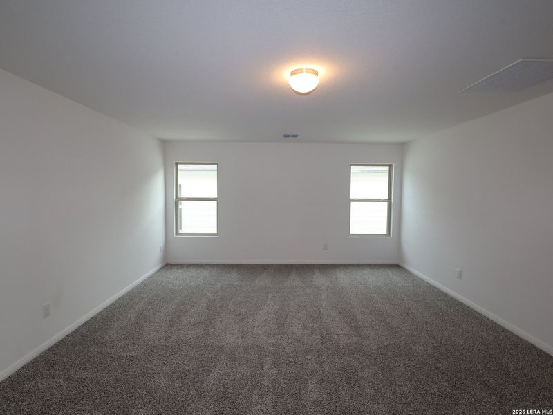 Spacious, unfurnished interior of a new home in Mesquite Ridge, San Antonio (Image 23).