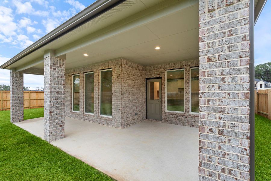 Exterior details and patio area of a home in Barton Creek Ranch, Conroe (Image 16).