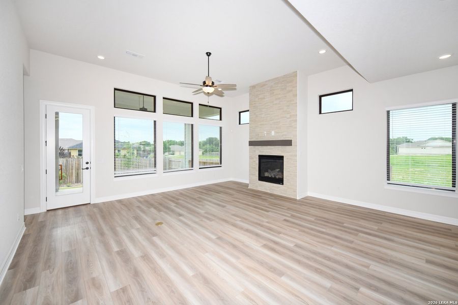 Spacious, unfurnished interior of a new home in Nolte Farms, Seguin (Image 30).