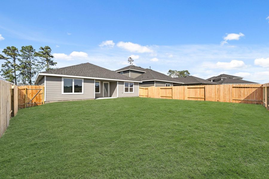 Exterior details and patio area of a home in Chapel Lakes, Montgomery (Image 3).