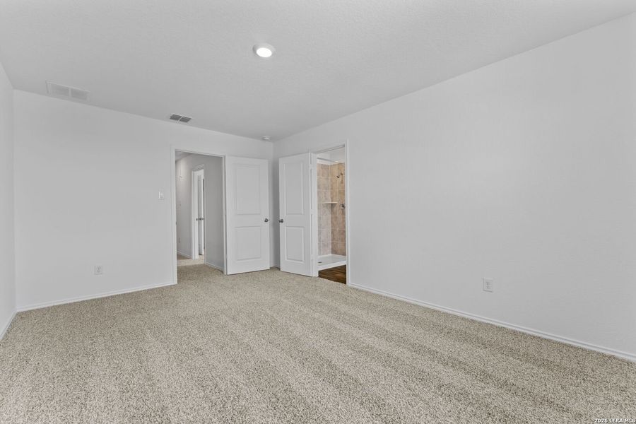 Spacious, unfurnished interior of a new home in Avenida, Converse (Image 20).