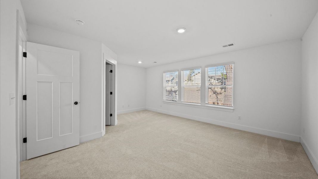 Desirable primary suite layout with spacious en suite bath in a proven, established community at Clayton Crossing