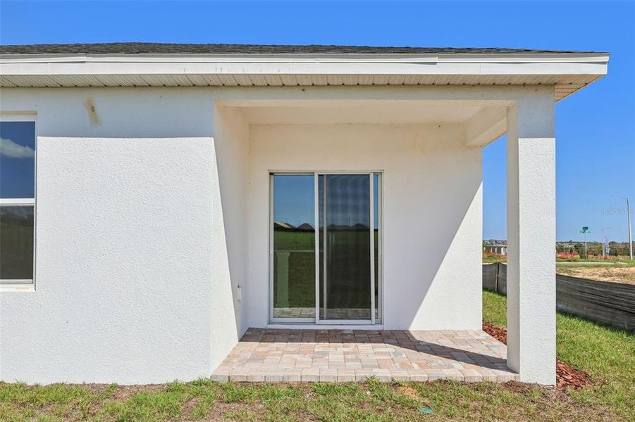 Exterior details and patio area of a home in Hamilton Bluff, Lake Hamilton (Image 4).