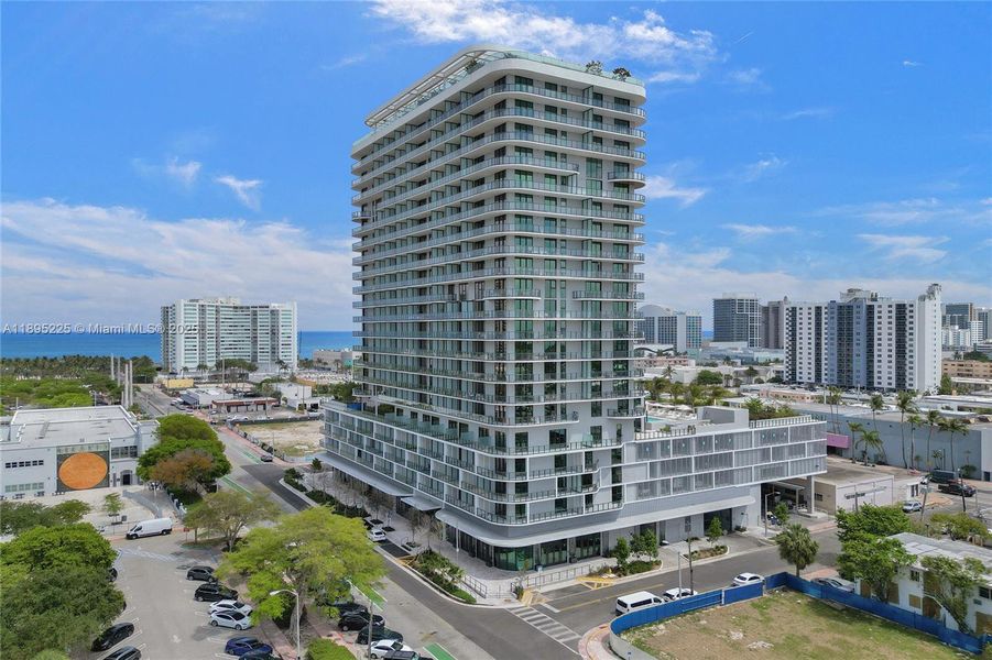 Condo located in Miami, FL showcasing its design and architecture (Image 23).