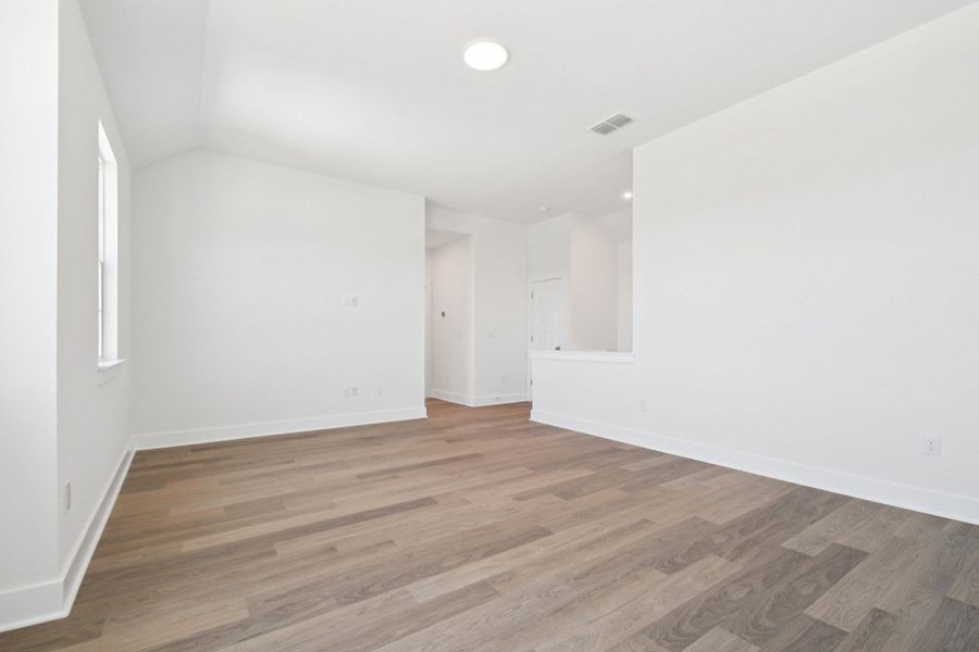 Spacious, unfurnished interior of a new home in Persimmon, Buda (Image 19).
