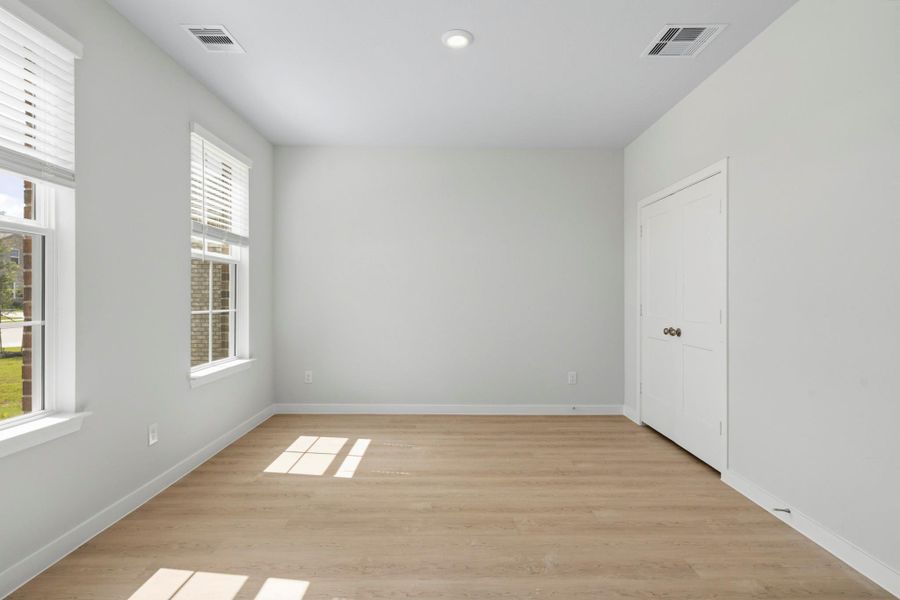 Spacious, unfurnished interior of a new home in Sunterra Lakes, Brookshire (Image 22).