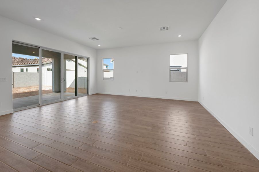 Spacious, unfurnished interior of a new home in Soleo, San Tan Valley (Image 18).