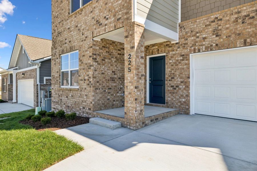 Exterior details and patio area of a home in Cades Bluff, Lebanon (Image 3).