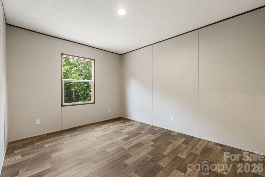 Spacious, unfurnished interior of a new home in , Nebo (Image 25).