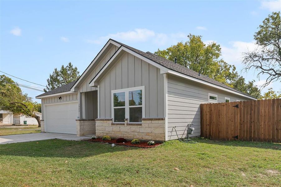 Exterior details and patio area of a home in , Gainesville (Image 16).