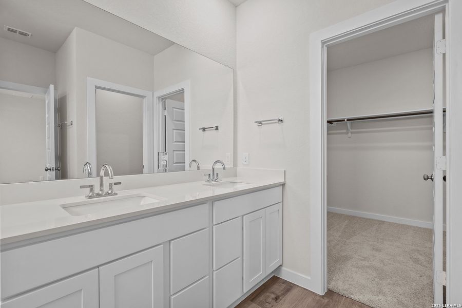 Furnished interior view inside a new home in Hiddenbrooke, Seguin (Image 8).
