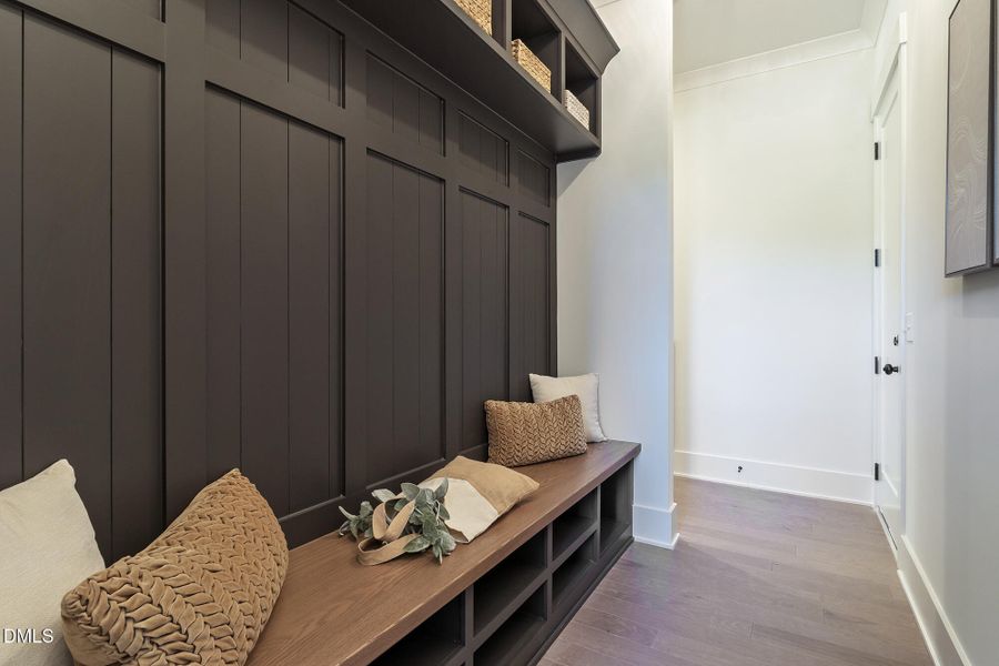 300_MEADOW_WALK_DR_INTERIOR_29