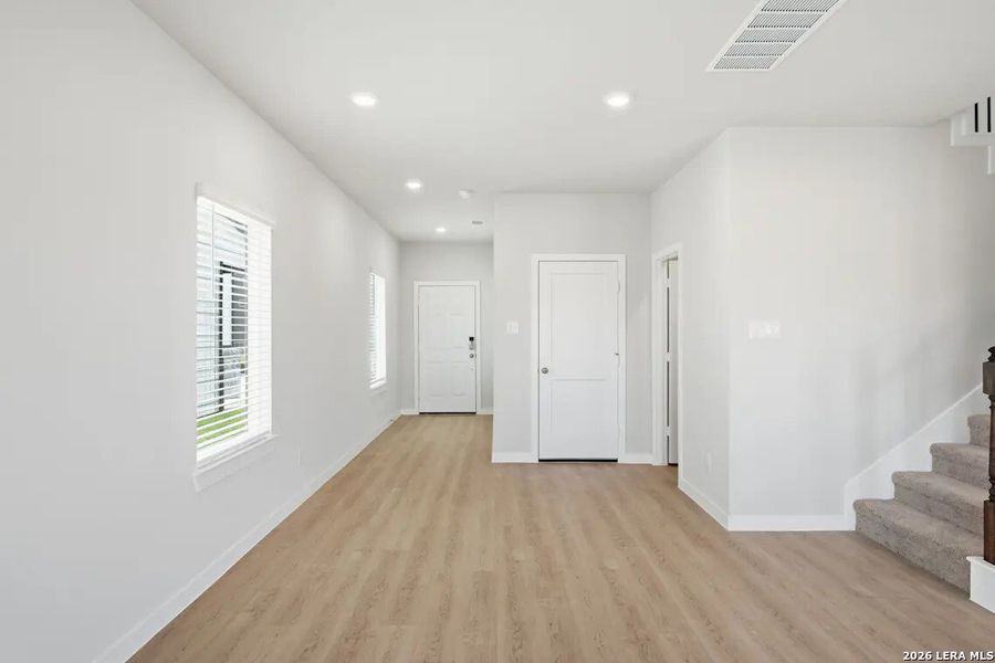 Spacious, unfurnished interior of a new home in Rosemont Hill, San Antonio (Image 15).