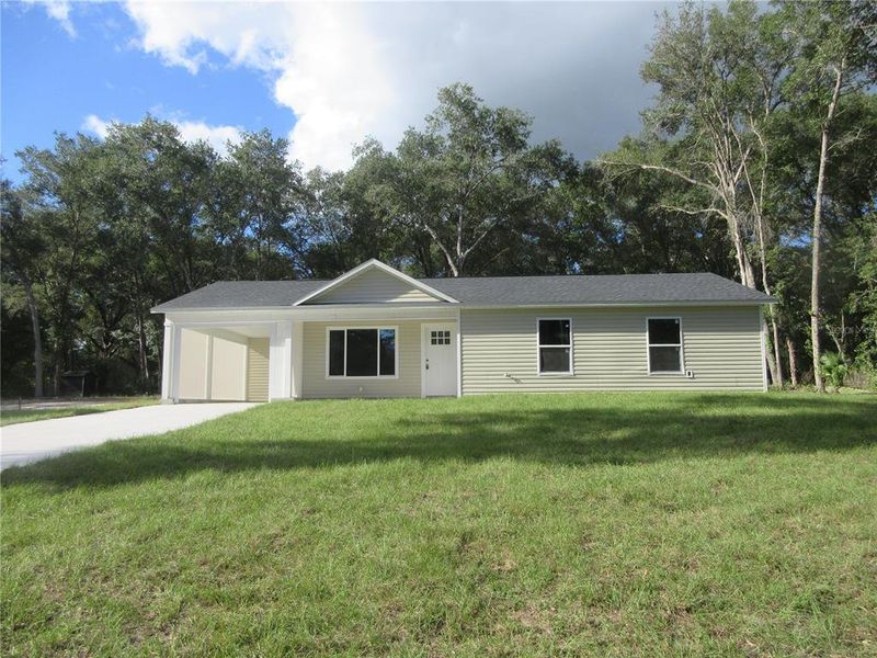 Exterior details and patio area of a home in , Ocklawaha (Image 3).