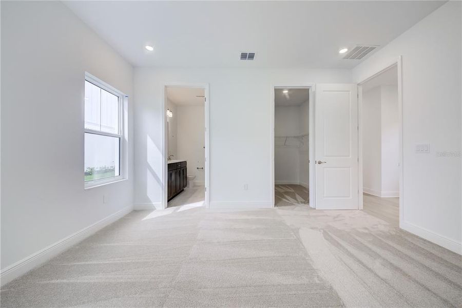 Spacious, unfurnished interior of a new home in Bungalow Walk at Lakewood Ranch, Sarasota (Image 20).