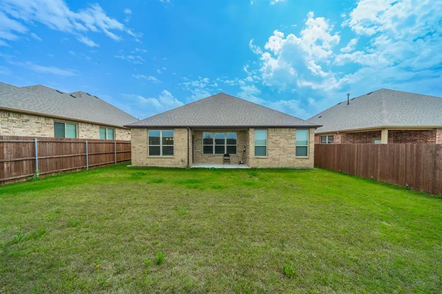 Exterior details and patio area of a home in , Alvarado (Image 3).