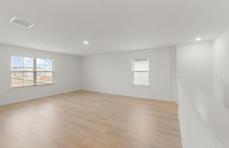 Spacious, unfurnished interior of a new home in Sunfield, Buda (Image 22).