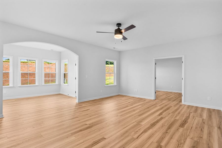 Spacious, unfurnished interior of a new home in Brooke Hill, Lewisville (Image 23).