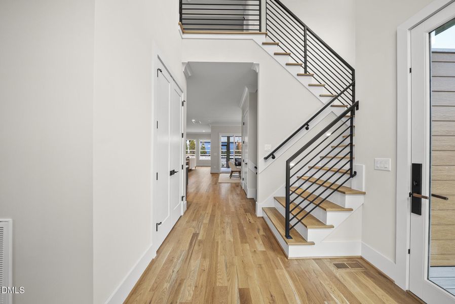 5 - 407 Waldo_Front Hall