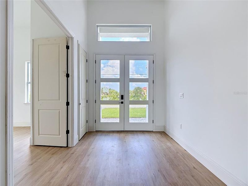 Spacious, unfurnished interior of a new home in , Port Charlotte (Image 15).