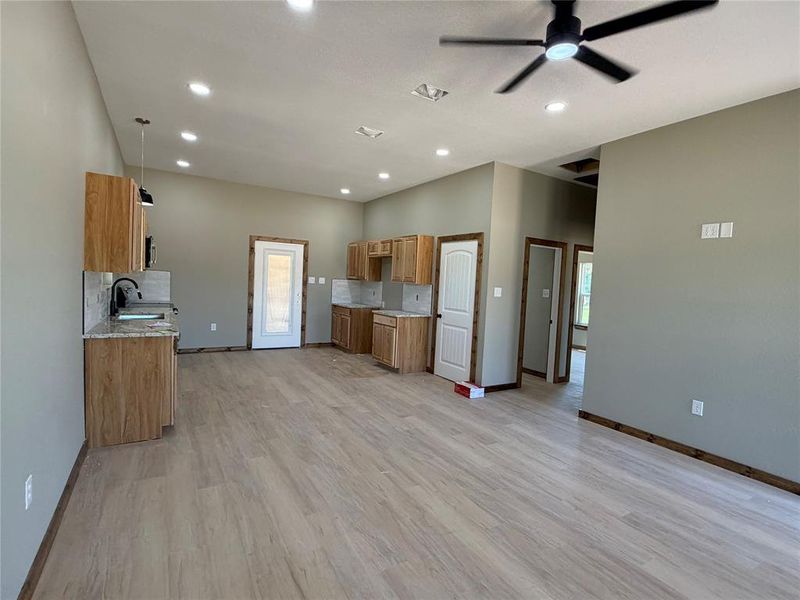 Spacious, unfurnished interior of a new home in , Weatherford (Image 10).