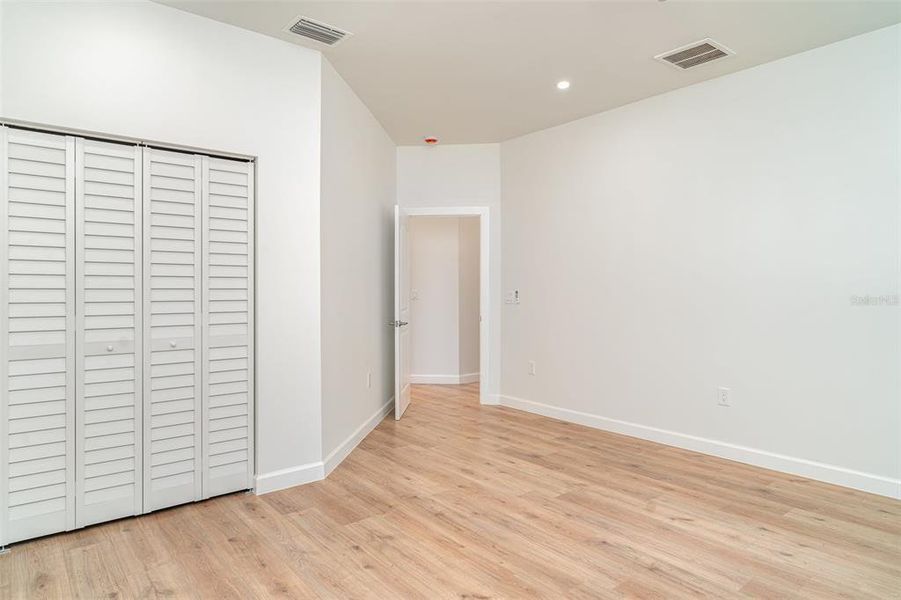 Spacious, unfurnished interior of a new home in , Sarasota (Image 15).