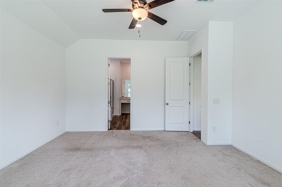 Spacious, unfurnished interior of a new home in Ellerden, Tomball (Image 19). Spacious, unfurnished interior of a new home in Ellerden, Tomball (Image 19).
