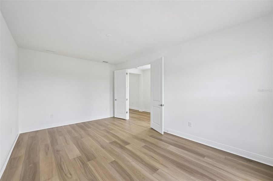 Spacious, unfurnished interior of a new home in Grand Park, Sarasota (Image 31).