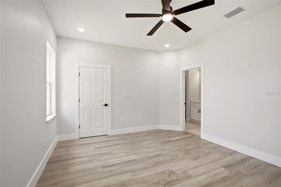 Spacious, unfurnished interior of a new home in , Sebring (Image 28).
