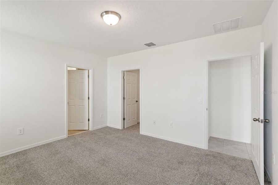 Spacious, unfurnished interior of a new home in Eden Hills, Lake Alfred (Image 16).