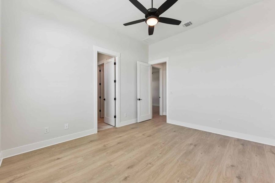 Spacious, unfurnished interior of a new home in Feathergrass, Florence (Image 75).