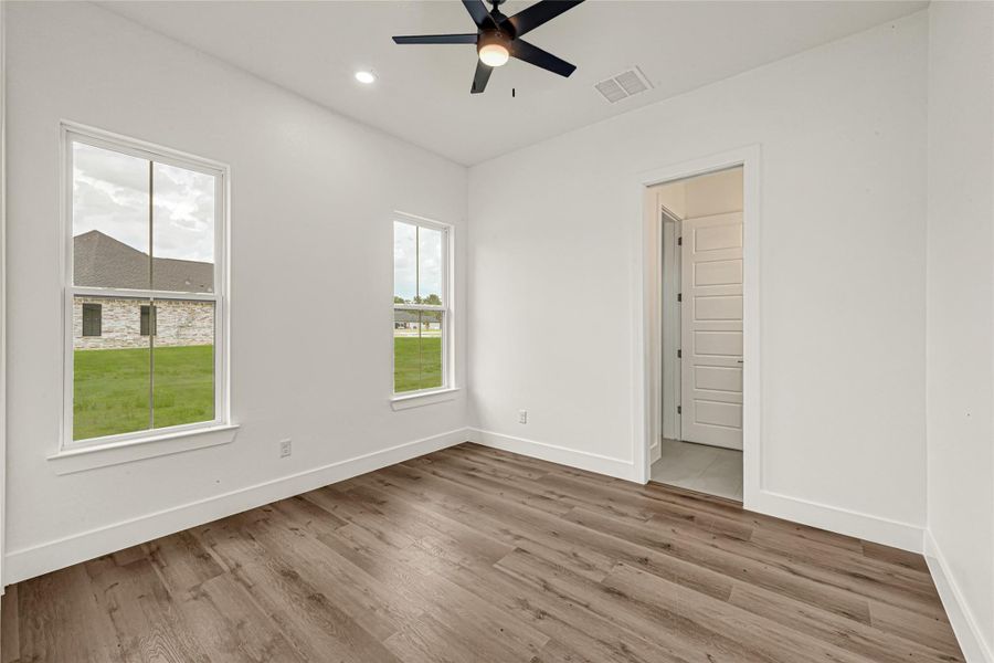 Spacious, unfurnished interior of a new home in , Conroe (Image 22).