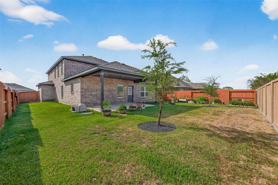 Exterior details and patio area of a home in Massey Oaks, Pearland (Image 4).