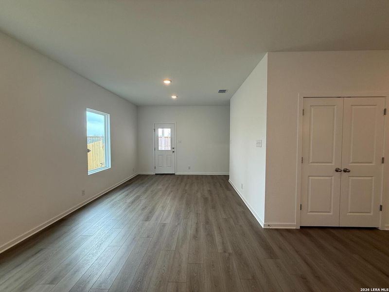 Spacious, unfurnished interior of a new home in Hennersby Hollow, San Antonio (Image 19).