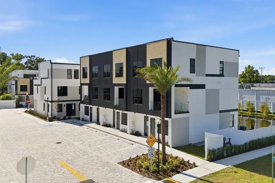 Condo located in Tampa, FL showcasing its design and architecture (Image 3). Condo located in Tampa, FL showcasing its design and architecture (Image 3).