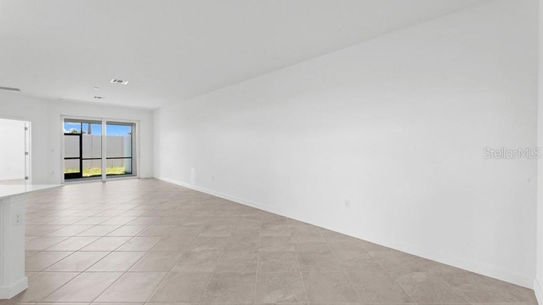 Spacious, unfurnished interior of a new home in Palm Lake at Coco Bay, Englewood (Image 21).