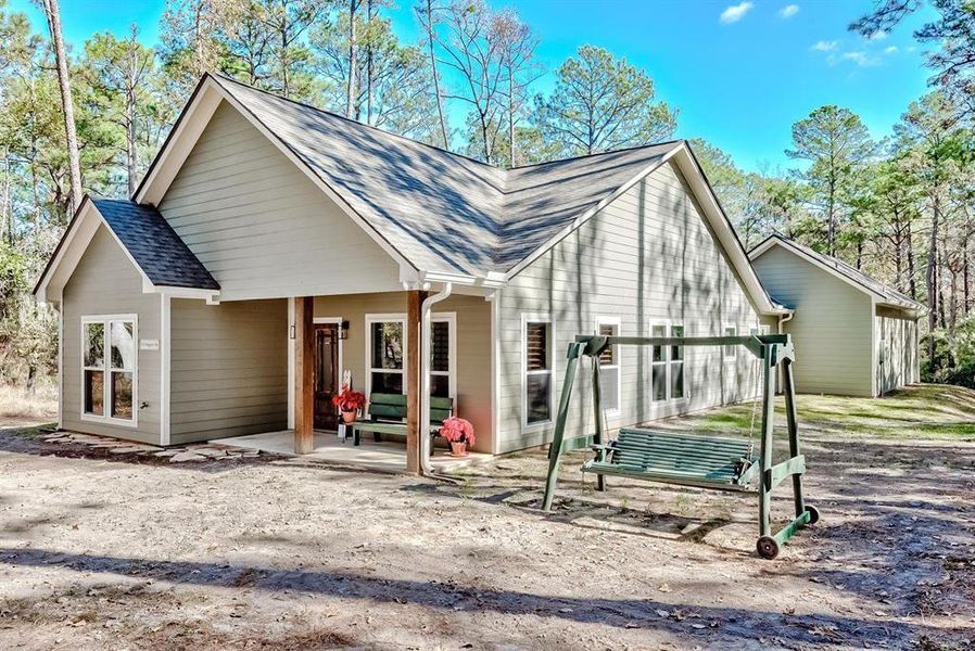 Exterior details and patio area of a home in , Brookeland (Image 4).