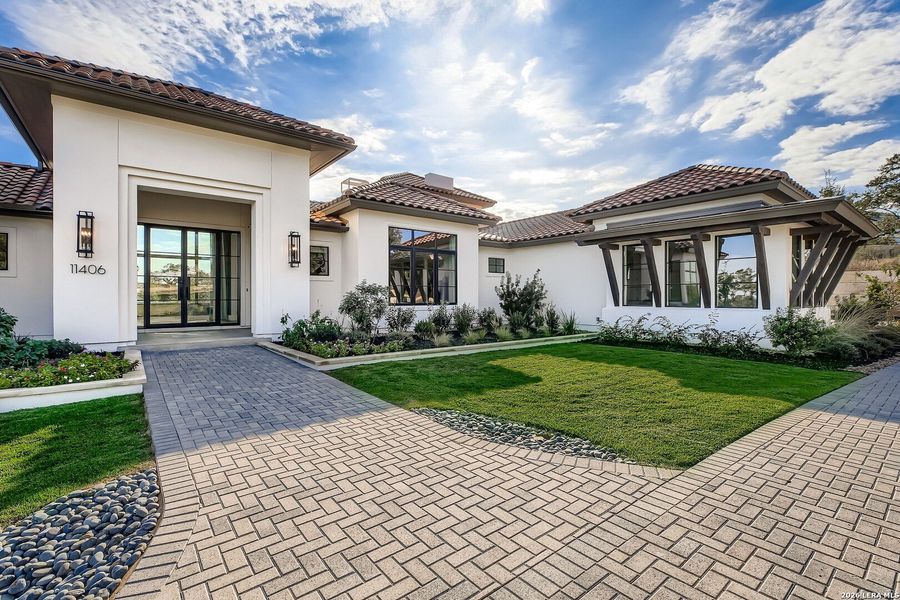 Exterior details and patio area of a home in Pecan Springs, Boerne (Image 24).