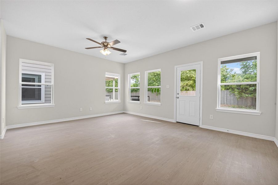 Spacious, unfurnished interior of a new home in , Houston (Image 18).