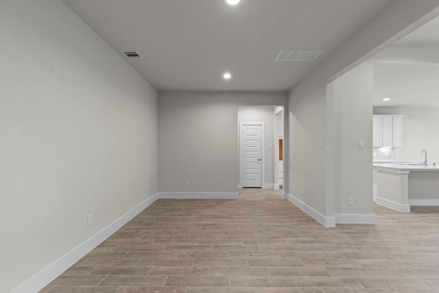 Spacious, unfurnished interior of a new home in Barton Creek Ranch, Conroe (Image 17).