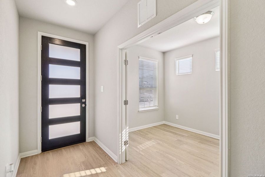 Spacious, unfurnished interior of a new home in Sagebrooke - Premier Series, San Antonio (Image 30).