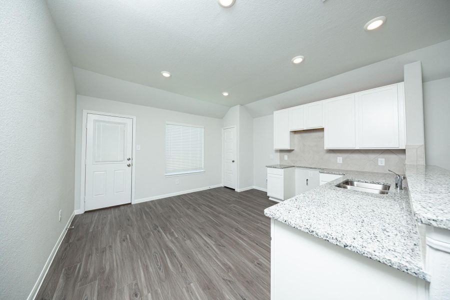 Spacious, unfurnished interior of a new home in Bammel Oaks, Houston (Image 10).