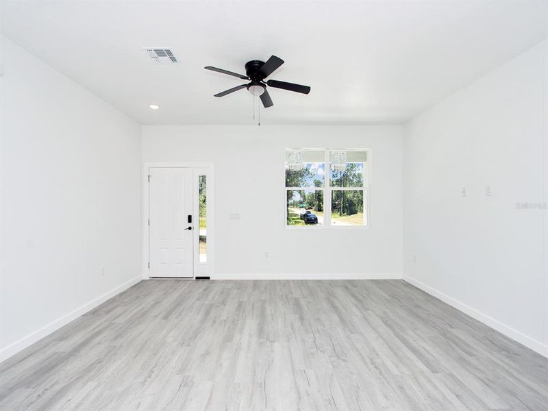 Spacious, unfurnished interior of a new home in , Sebring (Image 10).
