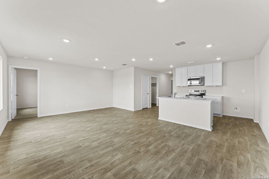 Spacious, unfurnished interior of a new home in Swenson Heights, Seguin (Image 9).