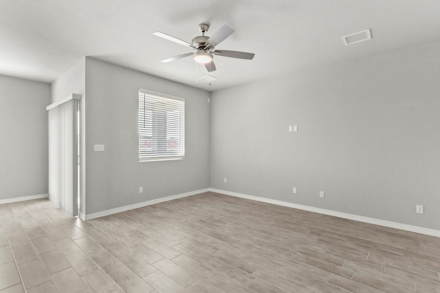 Spacious, unfurnished interior of a new home in Paseos Del Este, Horizon City (Image 12).