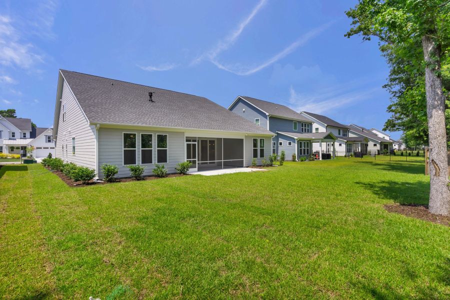 Representative exterior details of a home built from the The Bradley by RobuckHomes in Windwater, Hampstead (Image 39).