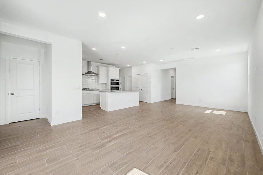 Spacious, unfurnished interior of a new home in Sunrise, Surprise (Image 6).