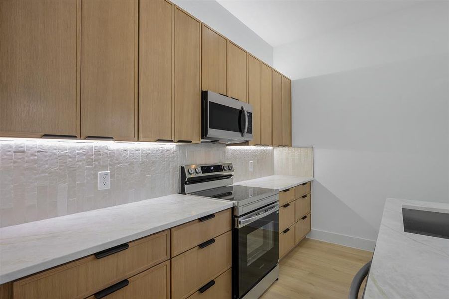 Furnished interior view inside a new home in , Dallas (Image 10).