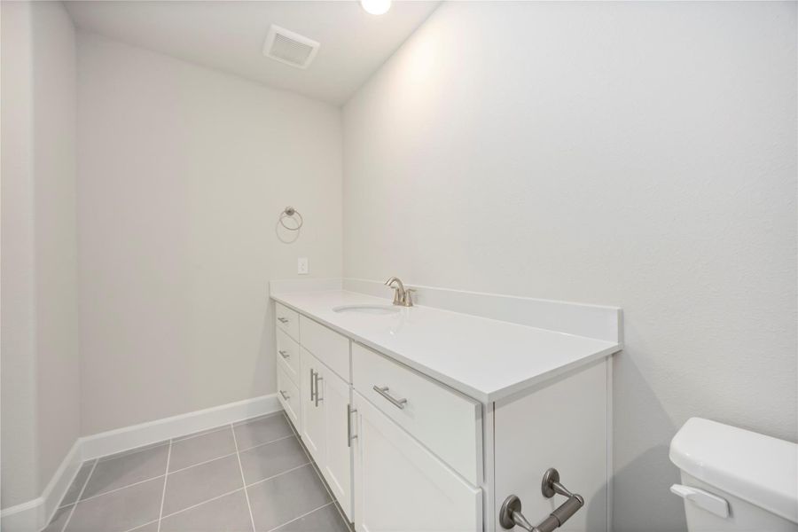 The en suite bathroom charms, radiating a serene ambiance that beautifully complements its tub/shower combo.