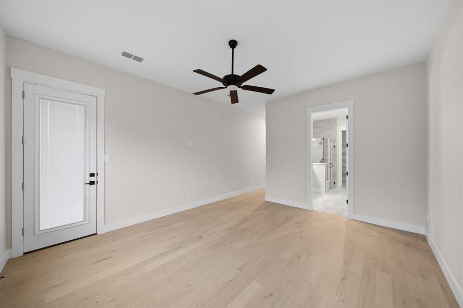 Unfurnished room featuring light wood finished floors and a ceiling fan